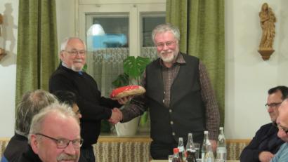 Bild: jzk
Obmann Paul Völkl (links) dankt Pfarrer Edmund Prechtl mit einem süßen Präsent.