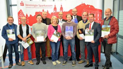 Bild: fz
Landrat Andreas Meier, Sparkassen-Vorstandschef Josef Pflaum, Naturpark-Geschäftsführer Martin Koppmann (hinten, von rechts) sowie Vorstand Gerhard Hösl (Zweiter von rechts) sind stolz auf die Hobbyfotografen, deren Motive den neuen Sparkassenkalender zieren.