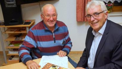 Bild: bkr
Dieter Pinzer (links) nutzt die Bürgerversammlung in Ahornberg für seine Suche nach Bildern und Zeitzeugen. Auch sucht er das Gespräch mit amtierendem Bürgermeister Josef Hecht.