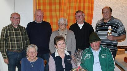 Bild: bsc
Gastgeber und Schützenmeister Bernhard Wenning (hinten rechts) gratuliert den erfolgreichen Seniorenschützen des zweiten Wettbewerbs zur Steinwaldrunde 2018/19. Mit einem großen Wurstkorb wird Maria Schwingshandl (vorne Mitte) für ihren 9,8-Teiler in der Einzelwertung belohnt. Bernhard Petrik (vorne rechts) erringt Platz zwei vor Barbara Zimmerer (vorne links). Hinten von links Reinhard Schwarz, Alfons Hage, Annelies Lippert und Reinhard Frank.