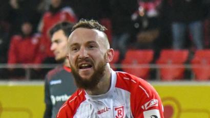 Bild: agentur_dpa
Marvin Knoll jubelt nun in Braun-Weiß statt in Rot-Weiß. Der ehemalige Regensburger Publikumsliebling wechselte vor der Saison zu den Kiezkickern des FC St. Pauli.