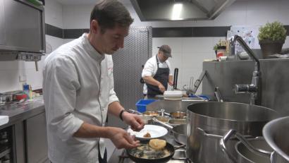 Bild: Christine Lotter
Starkoch Andreas Aumer in der Lotter-Küche.