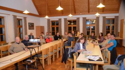 Bild: fz
Die Bürger verfolgen die Ausführungen von Bürgermeister Anton Kappl.