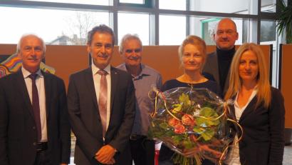 Bild: jpl
Franziska Bäuml (Dritte von rechts) ist die neue Ansprechpartnerin im Sekretariat der Fichtelnaabtal-Grund- und Mittelschule. Stellvertretend für die gesamte Schulfamilie wünschten erster Bürgermeister Peter König, Schulamtsdirektor Rudolf Kunz, erster Bürgermeister Manfred Kratzer, Konrektor Alexander Köstler und Rektorin Sabine Graser (von links) einen guten Start und viel Erfolg.