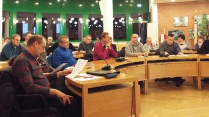 Bild: e
Die Vereinsvertreter hören im Kümmersbrucker Rathaussaal zwei interessante Vorträge.