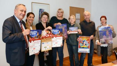 Bild: Gabi Schönberger
Neben den kulinarischen Verlockungen erwartet die Besucher am Christkindlmarkt Weiden ein umfangreiches Kulturprogramm. OB Kurt Seggewiß freut sich mit Andrea Schild-Janker (Stadtmarketing), Petra Vorsatz (Kulturamt), Gertrud Wittmann (Event) und den Marktkaufleuten Nadja Rothballer, Gerhard Donhauser und Daniela Margraf über das Angebot.