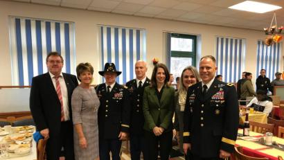 Bild: Stefanie Gradl
Die amerikanische Generalkonsulin Meghan Gregonis (Dritte von rechts) besucht zum Thanksgiving-Fest die US-Soldaten in Vilseck. Empfangen wird sie von General Christopher LeNeve (von rechts) und dessen Frau Kim, William Gardner, Thomas Hough sowie von Bürgermeister Hans-Martin Schertl mit Frau Gerlinde.