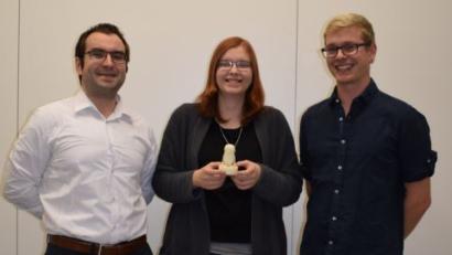 Bild: exb
Michael Mark, Heike Kraus und Luis Geißler (von links) von der OTH Weiden präsentieren einen ersten Entwurf ihres „Munchkin“. Zum Entwicklerteam des sprachgesteuerten Assistenten gehören ferner Bilel Said, Zeineb Ben Salah und Yuliya Helwig.