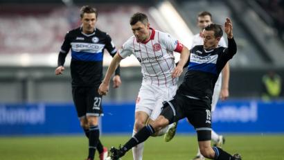 Bild: Marcel Kusch/dpa
Wieder topfit: Nach langer Verletzungspause will der Düsseldorfer Kapitän Oliver Fink (weißes Trikot) am Samstag im Spiel beim FC Bayern München seine ganze Dynamik zeigen.