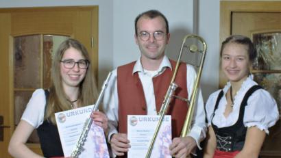 Bild: exb/Theresa Bäuml
Das höchste Leistungsabzeichen für Laienmusiker erhielten (von links) Marina Richtmann an der Querflöte und Markus Werner an der Posaune nach der bestandenen D 3-Prüfung. Julia Bäuml (rechts) legte die Theorieprüfung ab.