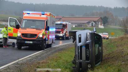 Bild: dob
Obwohl die beiden Fahrzeuginsassen in den Straßengraben schleuderten, blieben sie unverletzt und kamen mit einem gewaltigen Schrecken davon. Am Audi dürfte Totalschaden entstanden sein.