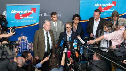 Bild: Bernd von Jutrczenka/dpa
Ein Spannungsfeld: die AfD und die Medien. Diese Aufnahme zeigt die politischen Köpfe Alexander Gauland und Alice Weidel bei einem ihrer Auftritte vor der Hauptstadtpresse.