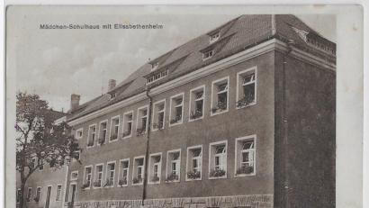 Bild: ü
25 Meter lang, 17 Meter hoch und 10 Meter breit: Das Mädchenschulhaus diente als Multifunktionsgebäude. Es beherbergte im Keller Schulküche und Waschküche, im Erdgeschoss einen großen Saal für den „Haushaltsunterricht für schulentlassene Mädchen“ sowie die „Kleinkinderschule“ und im ersten Stock zwei Schulsäle für Mädchen.