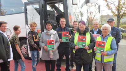 Bild: kei
Farbige Tafeln an den Eingangstüren der Busse verdeutlichen, wie am besten eingestiegen wird.