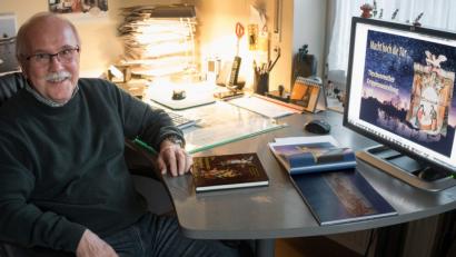 Bild: tr
Für das Buch zur neuen Krippenausstellung hat Wolfgang Fischotter zahllose Stunden an seinem Arbeitsplatz verbracht.