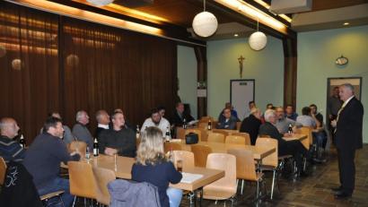 Bild: ak
Rathauschef Günter Kopp (rechts) berichtet den Bürgern, wofür die Gemeinde Geld ausgegeben hat und wo sie noch investieren wird.