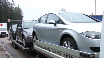 Bild: Polizei Amberg
Hier endet die Reise: Weil dem 31-jährigen Fahrer dieses Fahrzeuggespanns unter anderem Papiere fehlen, hat ihm die Verkehrspolizei die Weiterfahrt unterbunden.