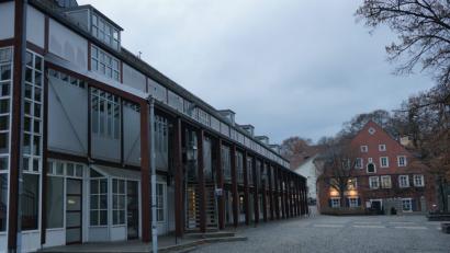 Bild: fph
Auch das Wohn- und Geschäftsgebäude links im Bild wird abgerissen. Die Winkelmühle (rechts hinten) soll besser in Szene gesetzt werden.