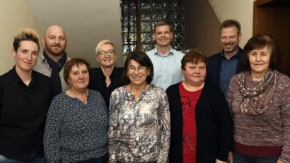 Bild: Petra Hartl
Vertriebsberater Stephan Hagn (hinten von links), Kollegin Alexandra Meyer, Verlagsleiter Thomas Huber und Bürgermeister Alwin Märkl gratulieren den Jubilaren, die für Oberpfalz-Medien fast jeden Tag Zeitungen austragen: Stephanie Moser (vorne von links), Barbara Meiler, Johanna Bauer, Martha Plössl und Theresia Kossak.