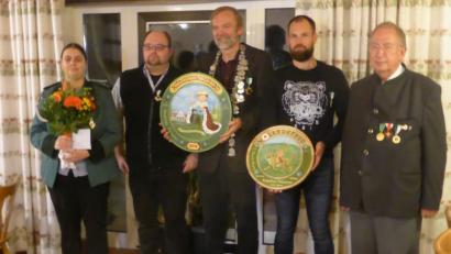 Bild: lj
Die Würdenträger (von links): Schützenliesl Regina Feuerer, 2. Ritter Matthias Schmidt, Schützenkönig Dr. Hans-Martin Biehler, 1. Ritter Michael Fillenberg, Schützenpräsident Hanns-Peter Oechsner.