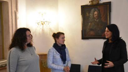 Bild: phs
Diana Schultes vom bayerischen Finanzministerium (rechts) bescheinigt Wirtschaftsförderin Barbara Mädl (links) und Regionalmanagerin Daniela Franz richtige Ansätze bei ihrer Arbeit.