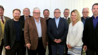 Bild: Hirsch
Vorsitzender Andreas Wopperer (rechts) ehrte die Gründungsmitglieder und verabschiedete die ausgeschiedenen Vorstandsmitglieder. Das Bild zeigt von links: Dr. Bernd Schleicher, Dr. Martin Baumann, Dr. Wolfgang Dietl, Dr. Gunther Welke, Dr. Peter Semmler, Rainer Müller, OB Andreas Feller, Anja Schanderl-Krüger und Dr. Heinrich Giewekemeyer.