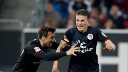Bild: Roland Weihrauch/dpa
Philipp Ziereis (rechts) soll auf dem Notizzettel von Jürgen Klopp stehen.