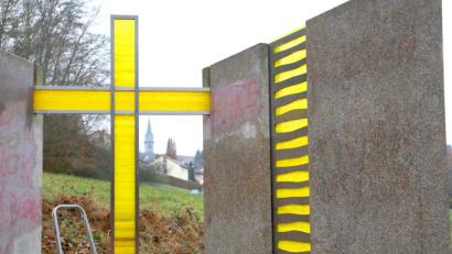 Bild: njn
Seit Donnerstagvormittag laufen die Reinigungsarbeiten an der Radwegkapelle, die ein oder mehrere Unbekannte mit kirchenfeindlichen Parolen beschmiert haben.