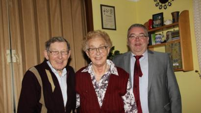 Bild: ads
Alois und Maria Fronhofer strahlen, als ihnen Bürgermeister Josef Reindl (von links) zur diamantenen Hochzeit gratuliert.