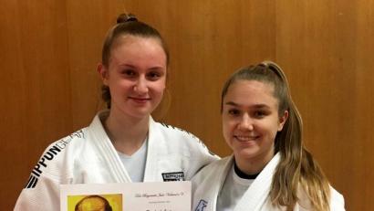 Bild: exb
Jasmin Obergaßner (rechts) und Lena Bernkopf (links) bildeten sich zur Trainerin, beziehungsweise Trainer-Assistentin fort.