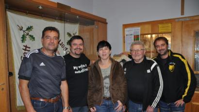 Bild: ak
SV-Vorsitzender Wolfgang Groß (rechts) gratuliert Thomas Schmidt, Harald Tretter, Maria Ackermann und Heinrich Rausch zu ihren Preisen.