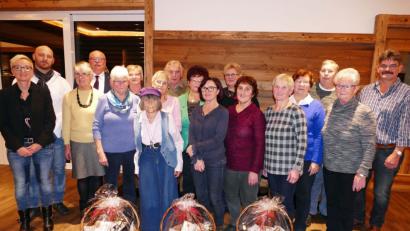 Bild: wbe
Bei der Ehrung: Vertriebsberaterin Alexandra Meyer (links), Vertriebsberater Stephan Hagn (Zweiter von links), 3. Bürgermeister Hans-Jürgen Reitzenstein (Vierter von links) und Anneliese Roppert (Siebte von links), die mit stolzen 91 Jahren als Zustellerin noch ihre täglichen Runden zurücklegt.