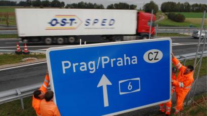 Bild: Armin Weigel dpa/lby
Wie denn nun? Prag oder Praha? Den Arbeitern war’s vermutlich ziemlich egal, als sie das Verkehrszeichen vor einigen Jahren montierten.
