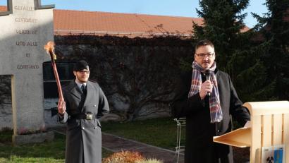 Bild: ohr
„Nie wieder Gewalt. Nie wieder Krieg“: Diesen Appell formulierte Bürgermeister Hans Prechtl vor dem Ehrenmal.