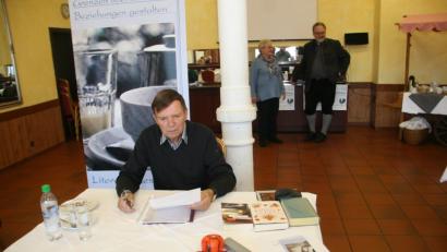 Bild: wro
Dolf Schwarz liest im Meister-Bär-Hotel aus einem Werk von Adalbert Stifter.