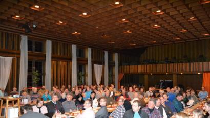 Bild: pz
"Mich freut's, dass sich die Plätze so gefüllt haben", sagte Bürgermeister Bernd Sommer zu Beginn der Bürgerversammlung im Jugendheim.