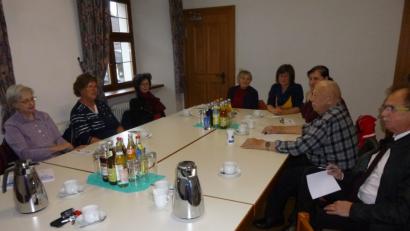 Bild: is
Vertreter verschiedener Vereine und Organisationen setzen sich zusammen, um Ideen zu sammeln, wie Pressather Senioren das Leben leichter gemacht werden kann.
