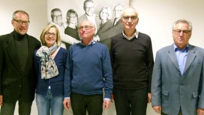 Bild: rn
Karl Lorenz (von links), Brigitte Brüchner, Heribert Lassner, und Dieter Klein (rechts) bilden für weitere drei Jahre den Vorstand von „GeHiH“. Neu ist Jochen Sertl, der die Vertretung von Geschäftsführerin und Koordinatorin Elisabeth Gottsche übernimmt.