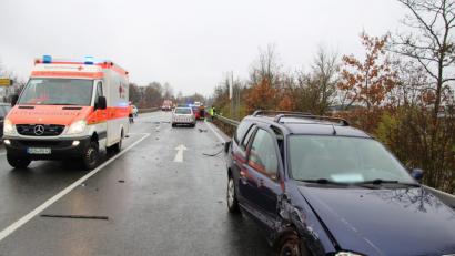 Bild: jma
Der beschädigte Renault hängt in der Leitplanke.