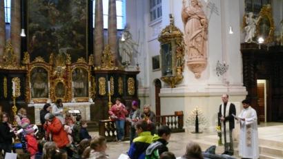 Bild: kgg
Abschlussandacht in der Basilika mit Diakon Fritz Lieb und Pfarrvikar Pater John Gali.