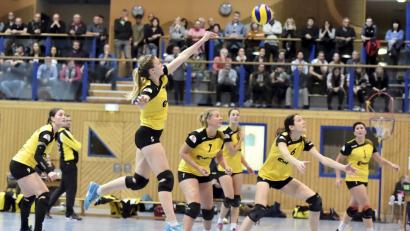 Bild: Ziegler
Dynamischer Netzangriff durch die Hahnbacher Diagonalspielerin Veronika Dehling (Mitte links vorne).