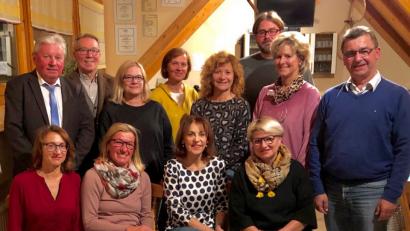 Bild: exb
Sie haben das Vertrauen erneut erhalten: Die Mitglieder der DJK-Tennisabteilung mit Christine Strauß (sitzend, zweite von links) an der Spitze. Auch die Ehrengäste begrüßten die geplante Tennisgemeinschaft mit dem VfB Weiden.