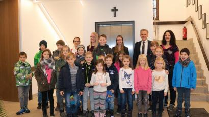 Bild: exb/Landkreis Tirschenreuth
Karin Hauser-Dötterl (rechts) und ihr Team begrüßten zusammen mit stv. Landrat Roland Grillmeier insgesamt 21 Kinder zum diesjährigen Mitarbeiter-Kindertag im neu gestalteten Eingangsbereich des Landratsamtes.