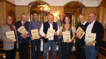 Bild: kro
Vorstellung des Kondrauer Heimatbuchs: Im Bild von links Manfred Brunner (Moderator des Abends), Robert Treml (Autor und Redakteur), Alexander Kolb (Autor und Redakteur), Alois Grillmeier (Redakteur), Adalbert Busl (Autor), Monika Sommer (Redakteurin), Pfarrer Hans Riedl (Autor Beitrag "Priester und Ordensleute“) und Robert Sommer (Autor und Redaktionsleiter).