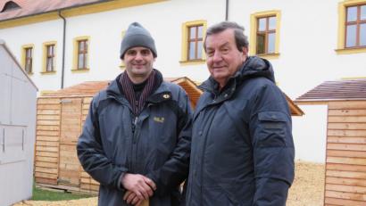 Bild: ubb
Franz Göhl (rechts) setzt viel Vertrauen in Dominik Neitz. Der 48-jährige Tirschenreuther ist ebenfalls seit der erste Stunde mit Aufbau und Organisation des Weihnachtsmarktes betraut und kennt die Abläufe wie im Schlaf.