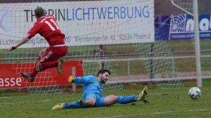 Bild: ham
Das war die Chance zum 2:0: Pfreimds Maximilian Herzog (links) scheiterte am starken Hutthurmer Keeper Christopher Binder.