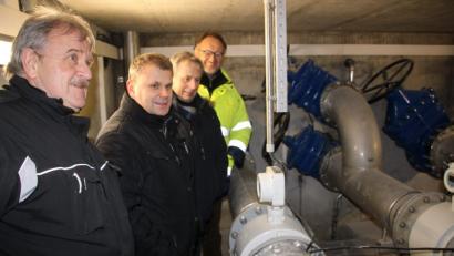 Bild: den
Gemeinderat Max Sieder, BGM Budnik und Wolfgang Walberer im Pumpenhaus lauschen den Erklärungen von Dipl.-Ing. Günter Schwab (Zwick-Ingenieure, Weiden).