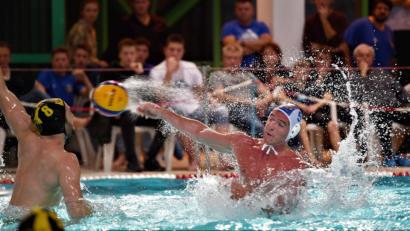 Bild: Büttner, Gerhard
Die Weidener Wasserballer (rechts Thomas Kick) zogen gegen den SV 08 Ludwigsburg mit 8:16 den Kürzeren.