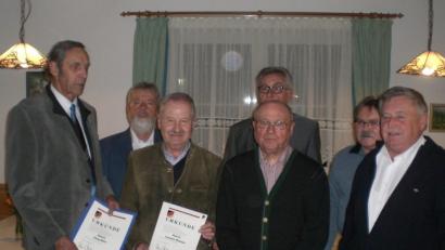Bild: mm
Treue Mitglieder haben die Reservisten in ihren Reihen. Lorenz Kiener (50 Jahre) und Jörg Bier (40 Jahre) erhalten Anstecknadeln und Urkunden. Dazu gratulieren (von rechts): stellvertretender Kreisvorsitzender Siegfried Woppmann, Horst-Peter Zielonka, Ehrenmitglied Paul Wendt, Vorsitzender Werner Holl (hinten) und Stefan Zrenner.