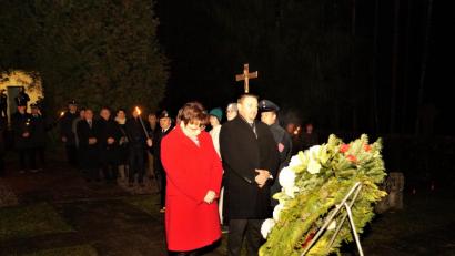 Bild: arw
Bezirksrätin Brigitte Scharf und Bürgermeister Markus Ludwig legen einen Kranz nieder.